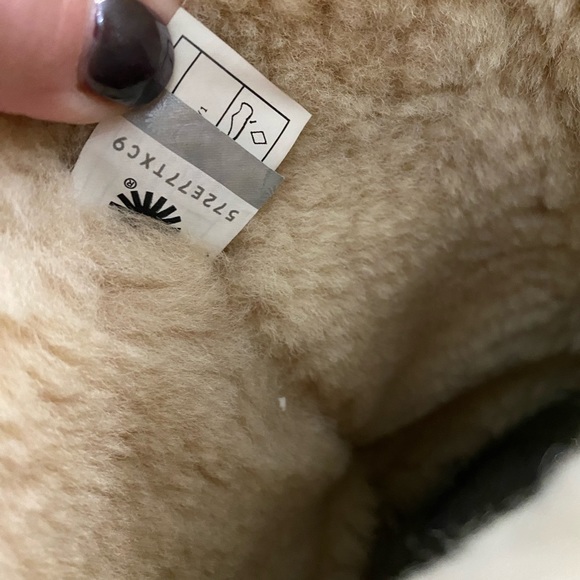 CLASSIC UGGS! Wear them rolled up or down!! Well loved w/ LOTS of life left 😎😎 - Picture 7 of 12